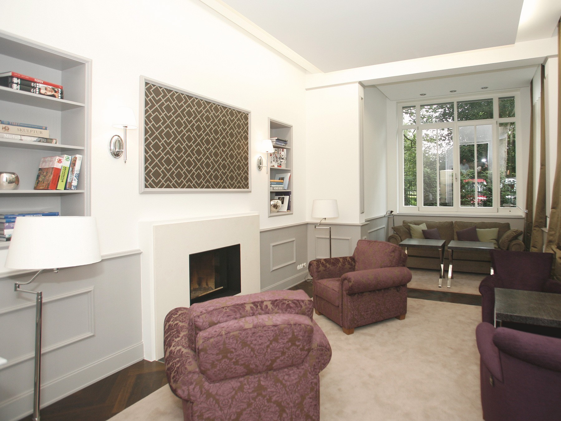 Luxuriöses Wohnzimmer mit Kamin in den Klostergärten Münster