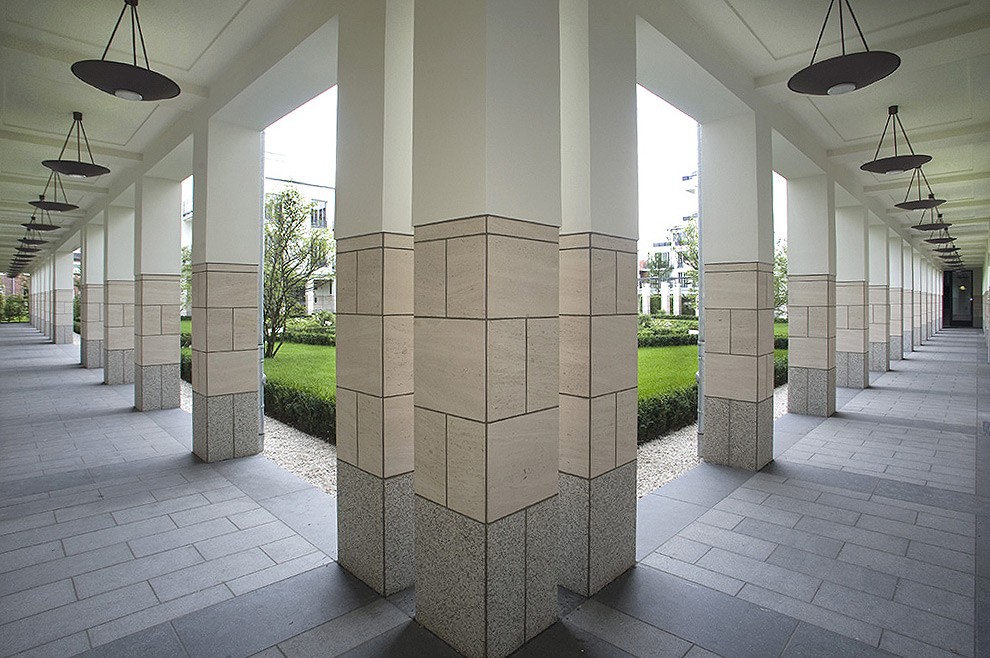 Architektonische Parkanlage mit Säulen in den Klostergärten Münster