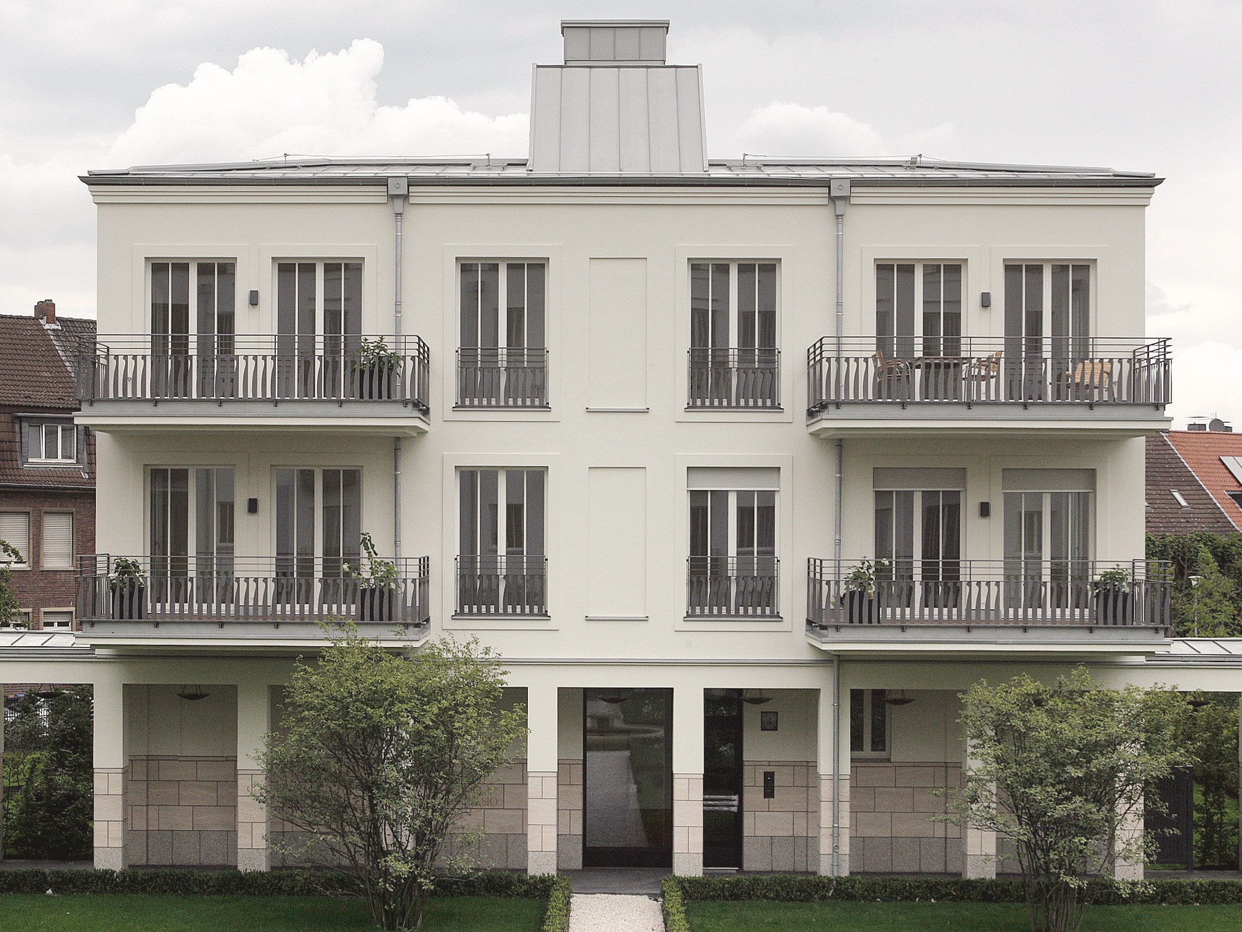 Wohnhaus in den Klostergärten Münster mit Balkonen und hochwertiger Architektur