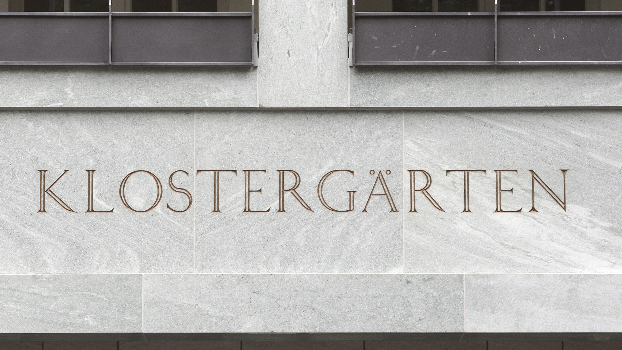 In Stein graviertes Logo der Klostergärten Münster über dem Eingang