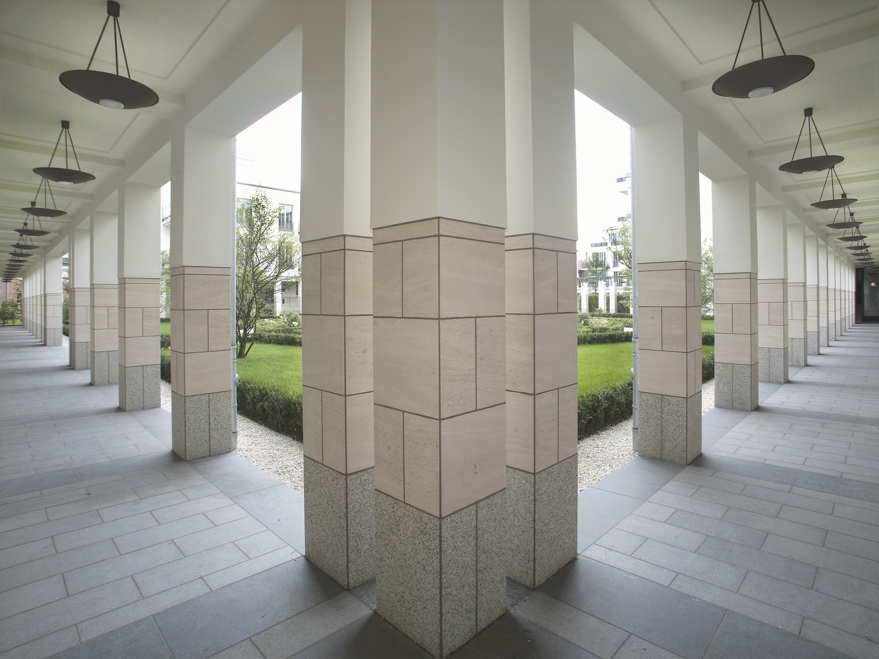 Architektonische Parkanlage mit Säulen in den Klostergärten Münster